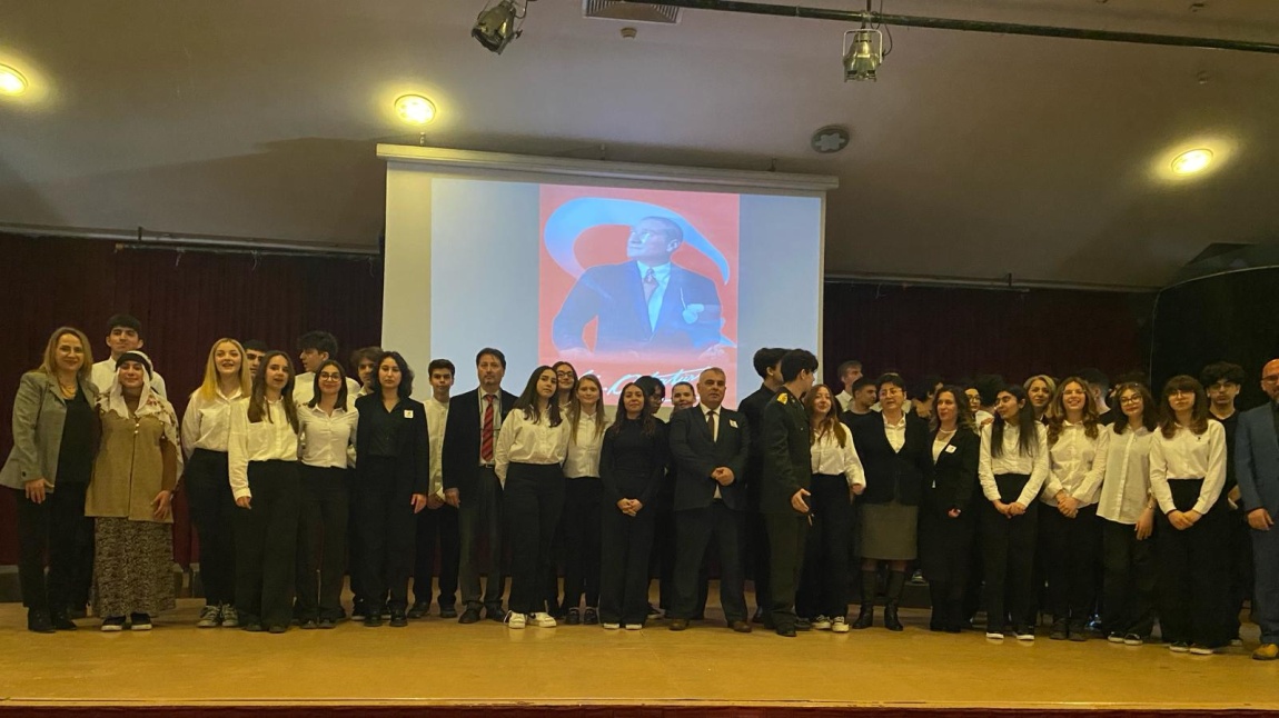 Alp Oğuz Anadolu Lisesi öğrencilerinin, 18 Mart Şehitleri Anma Günü İlçe Programında sergiledikleri oratoryo büyük beğeni topladı. 